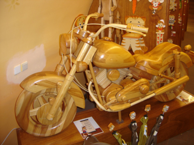 Une moto entièrement réalisée en bois.