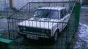 Voiture en cage
