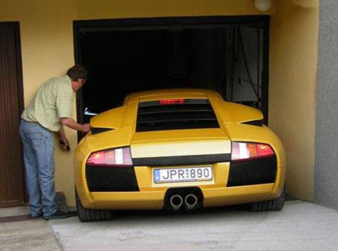 Il s'est acheté une belle voiture.. mais le garage ne suit pas !