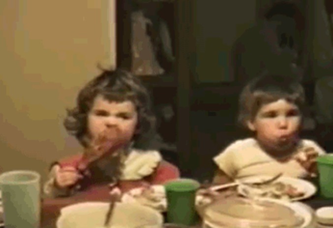 Les enfants à table