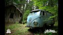 Ils trouvent un vieux combi dans la forêt et le restaurent
