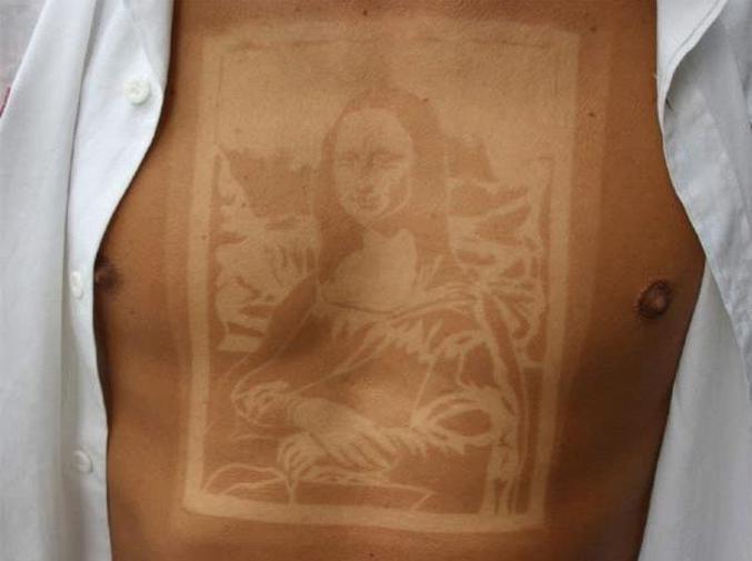 Un homme s'est fait un bronzage à l'effigie de Mona Lisa.