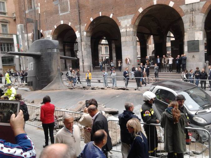 Surprise pour les habitants de Milan, après la découverte d'un sous-marin au milieu de la rue. Cela serait une opération marketing pour une compagnie d'assurance.