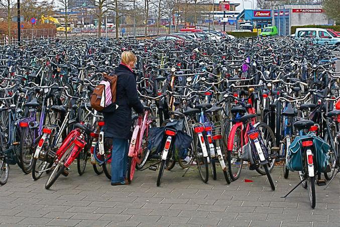 Un parking à vélo plutôt bordélique.