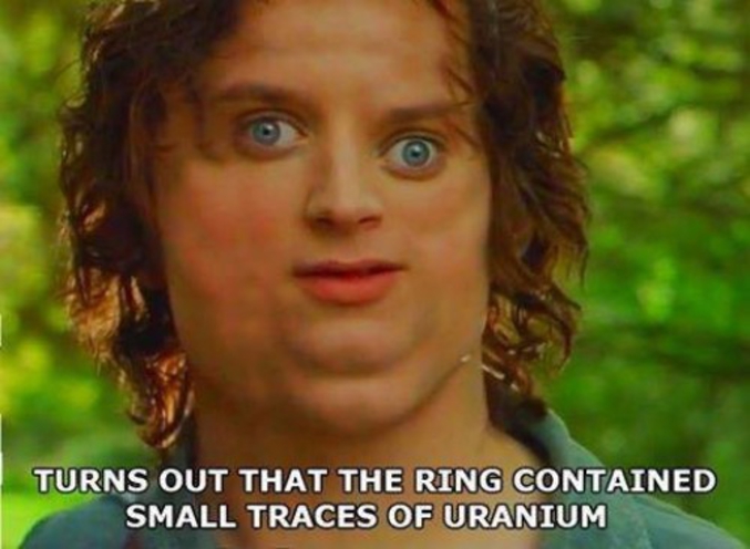 Il s'avère que l'anneau contenait des traces d'uranium.
