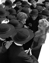 1955: la jeune actrice italienne Marisa Allasio rencontre des séminaristes