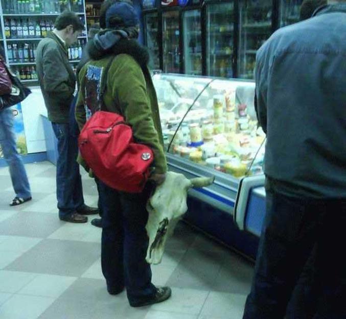 Un client d'un supermarché qui a l'air très aimable.