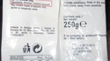 Un sachet d'amandes qui contient des amandes