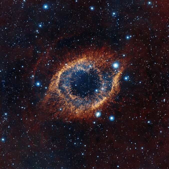NGC 7293 ou nébuleuse de l'Hélice est une nébuleuse planétaire située dans la constellation du Verseau, à proximité du Poisson austral. Sa forte ressemblance avec un œil humain lui a valu le surnom de « l’œil de Dieu ».

Découverte par Karl Ludwig Harding en 1824 et située à environ 650 années lumière de la Terre, elle est l'une des nébuleuses planétaires les plus proches. Elle se présente comme deux anneaux entrelacés.

NB : vous pouvez zoomer un peu, profitez-en !