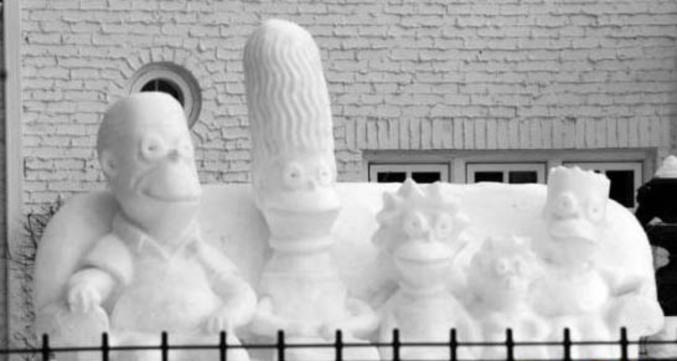 La famille simpsons sculptée dans la neige