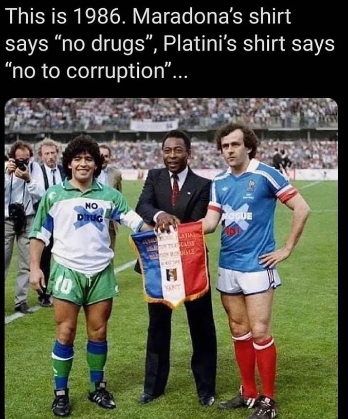 EN 1986, le t-shirt de Maradona dit non à la drogue et celui de Platini, non à la corruption.