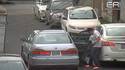 Mexico: thieves try to steal wheel of a parked car 