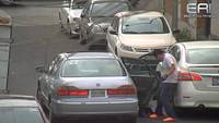 Mexico: thieves try to steal wheel of a parked car 