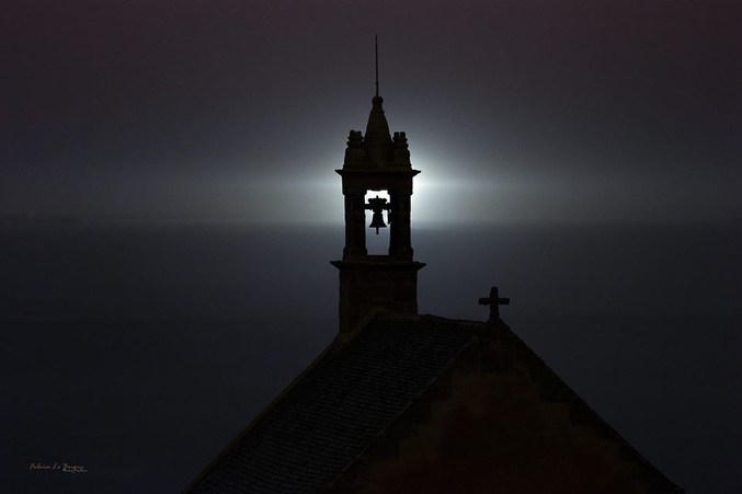 La rencontre entre un clocher et un phare dans la brume de Bretagne.
Un cliché de Fabrice Le Borgne.