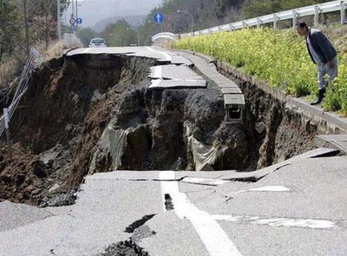 Une route qui a subi un glissement de terrain assez important