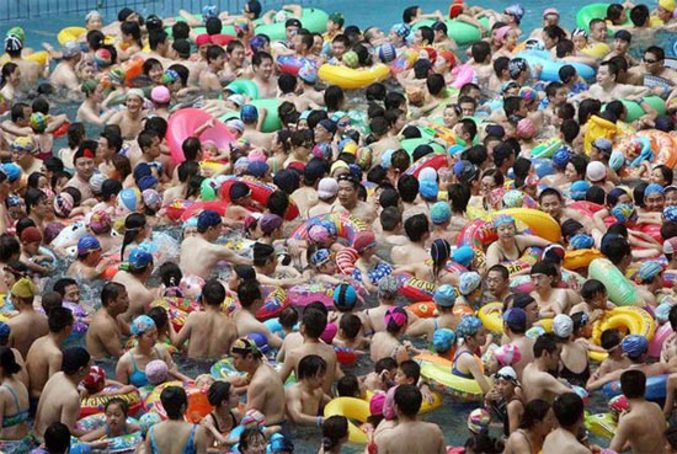 Il y a vraiment beaucoup de monde dans cette piscine.