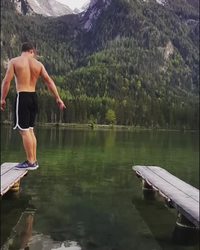 Saut périlleux entre deux pontons