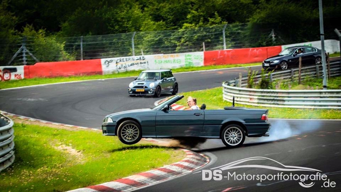 Son sourire a l'air un peu forcé non ?

Pour ceux qui ne reconnaissent pas, c'est sur le célèbre circuit de la boucle nord en Allemagne (Nordschleife). On peut y rouler avec n'importe quoi, pourvu qu'il y ait un moteur et des roues.