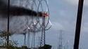 Spirales de fumée d'une éolienne en feu