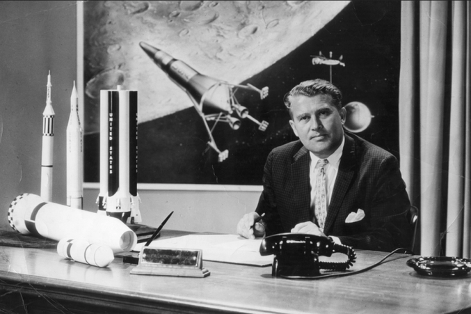 
L'ingénieur aérospatial et écrivain de science-fiction Wernher von Braun a peut-être prédit le plan d'Elon Musk de coloniser d'autres mondes il y a près de 70 ans lorsqu'il a décrit un homme nommé «Elon» régnant sur Mars.

Wernher von Braun a créé le personnage «Elon» dans son roman de science-fiction de 1952 «Project Mars» – un fantasme spatial sur une mission sur Mars.

Les prédictions du livre ont été révélées il y a quelques années, mais ont commencé à être tendance sur les réseaux sociaux la semaine dernière.

Von Braun, l’un des scientifiques les plus importants dans le développement de la technologie des fusées, décrit un gouvernement martien dirigé par dix hommes, qui ont travaillé sous un chef «élu au suffrage universel pendant cinq ans sous le nom ou le titre d’Elon».

Après la Seconde Guerre mondiale, Von Braun, qui a travaillé sur des fusées pour les nazis, faisait partie d’un groupe de scientifiques allemands qui a été secrètement transféré aux États-Unis et a travaillé sur l’exploration de l’espace extra-atmosphérique à la NASA.

Elon Musk, le fondateur de SpaceX, fait partie d’un groupe de milliardaires qui projette de coloniser la planète rouge. Son entreprise est récemment devenue la première entreprise privée à lancer des astronautes dans l’espace.

Source: https://www.google.fr/amp/s/www.apar.tv/societe/dans-un-roman-de-1952-un-ingenieur-allemand-a-predit-quun-homme-nomme-elon-allait-conquerir-mars/amp/