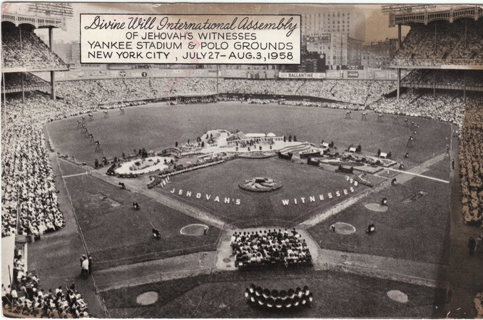 Le Yankee stadium de New-York peut accueillir environ 55 000 personnes, mais les organisateurs de l'époque évaluèrent la foule à plus de 110 000 entrées. Cherchez l'erreur.