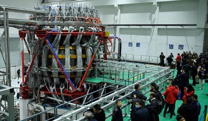 
Dans l’objectif de maîtriser une source d’énergie propre et virtuellement illimitée, de nombreux pays continuent leur course à la fusion nucléaire, développant des réacteurs expérimentaux et atteignant des températures extrêmes de plusieurs dizaines de millions de degrés. Et dans ce cadre, la Chine a franchi une nouvelle étape en démarrant son « soleil artificiel », un réacteur à fusion nucléaire expérimental atteignant 150 millions de degrés Celsius.

La Chine a alimenté avec succès son réacteur à fusion nucléaire (son « soleil artificiel ») pour la première fois, ont rapporté vendredi les médias d’État, marquant une grande avancée dans les capacités de recherche sur l’énergie nucléaire du pays.

Le réacteur Tokamak HL-2M est le dispositif de recherche expérimental de fusion nucléaire le plus grand et le plus avancé de Chine, et les scientifiques espèrent que l’appareil pourra potentiellement débloquer une puissante source d’énergie propre.

Un « soleil artificiel » allant jusqu’à 150 millions de degrés C

Il utilise un champ magnétique puissant pour fusionner le plasma chaud et peut atteindre des températures de plus de 150 millions de degrés, environ dix fois plus élevées que le centre du Soleil. Situé dans le sud-ouest de la province du Sichuan et achevé à la fin de l’année dernière, le réacteur est souvent appelé « soleil artificiel » en raison de l’énorme chaleur et de l’énergie qu’il produira.

La capacité de générer de telles températures ultra-élevées est essentielle pour la recherche sur le processus de fusion, reproduisant la façon dont le Soleil génère de l’énergie en utilisant l’hydrogène et le deutérium comme combustibles. Le mécanisme de fusion du soleil n’implique pas des températures supérieures à 15 millions de degrés Celsius. Tandis que le réacteur expérimental thermonucléaire international (ITER), en cours de construction, est également conçu pour fonctionner jusqu’à 150 millions de degrés Celsius.

La Chine étend son programme de modification climatique sur un territoire plus grand que l'Inde

L’institut coréen sur l’énergie de fusion a annoncé il y a environ une semaine que son réacteur avait pu fonctionner à 100 millions de degrés Celsius pendant au moins 20 secondes. Yang Qingwei, ingénieur en chef de l’Institut des sciences de la fusion au Southwest Institute of Physics, explique que HL-2M peut atteindre un temps de confinement magnétique du plasma allant jusqu’à 10 secondes.

« HL-2M est le plus grand réacteur à fusion de Chine, avec les meilleurs paramètres », déclare Xu Min, directeur de l’institut. La nouvelle installation a également trois fois le volume de plasma et six fois l’intensité du courant de plasma par rapport au HL-2A, ce qui améliorera considérablement la recherche et le développement de la technologie des générateurs à fusion en Chine.

Fusion nucléaire : vers un développement énergétique durable

« Le développement de l’énergie de fusion nucléaire n’est pas seulement un moyen de répondre aux besoins énergétiques stratégiques de la Chine, mais revêt également une grande importance pour le futur développement durable de l’énergie et de l’économie nationale chinoises », expliquent les autorités. Des scientifiques chinois travaillent au développement de versions plus petites du réacteur à fusion nucléaire depuis 2006.

Ils prévoient d’utiliser l’appareil en collaboration avec des scientifiques travaillant sur ITER — le plus grand projet de recherche sur la fusion nucléaire au monde, basé en France, qui devrait être achevé en 2025. La fusion est considérée comme le Saint Graal de l’énergie.

C’est ce qui alimente notre soleil… Notre étoile fusionne les noyaux atomiques pour créer des quantités massives d’énergie — l’inverse du processus de fission utilisé dans les centrales nucléaires, qui les divise en fragments. Contrairement à la fission, la fusion ne crée pas de déchets radioactifs et comporte moins de risques d’accidents ou de vol de matière radioactive. Mais réaliser la fusion est à la fois extrêmement difficile et d’un coût prohibitif. Le coût total d’ITER étant estimé à 22.5 milliards de dollars.

Source: https://trustmyscience.com/chine-met-en-marche-centrale-fusion-soleil-artificiel/