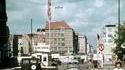 Berlin, checkpoint Charlie au tout début des années 60, peu de temps avant la construction du mur