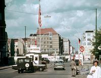 Berlin, checkpoint Charlie au tout début des années 60, peu de temps avant la construction du mur