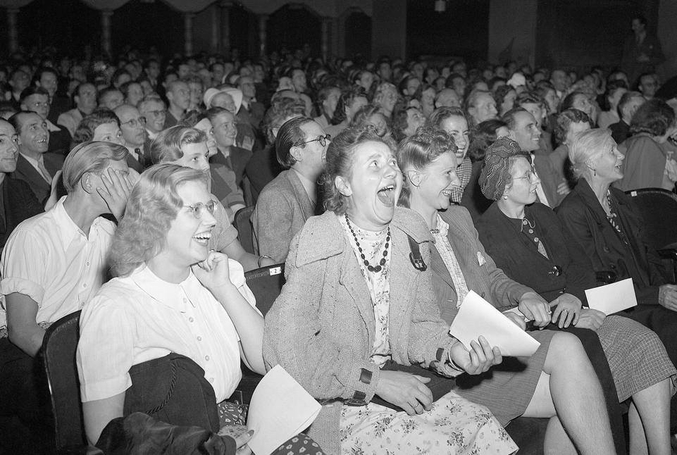 Des femmes allemandes éclatent de rire devant "le Dictateur" de Charlie Chaplin, 1946.