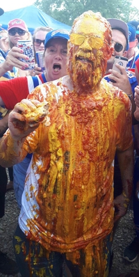 C'est toujours quand tu portes du blanc que tu renverses la sauce