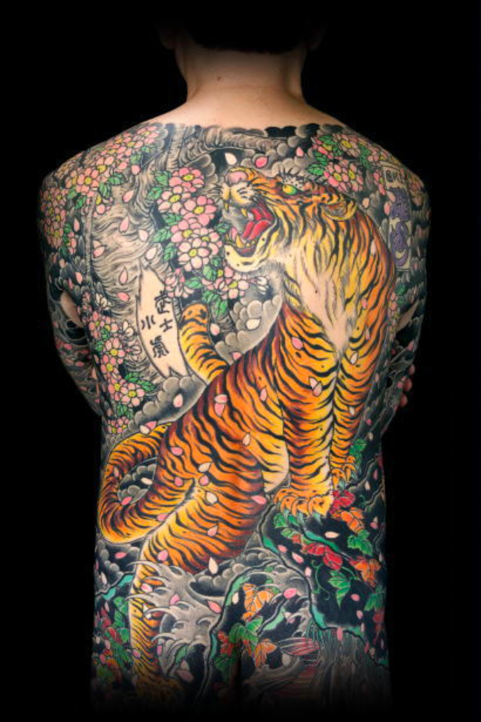 Un tatouage d'un tigre sur un dos.