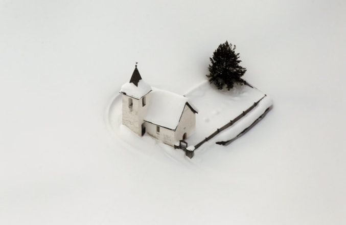 Une vue aérienne de l'église enneigée de Jenisberg, près de Davos en Suisse (cliché de janvier 2012 - photo de Arnd Wiegmann pour Reuters)