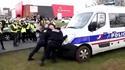 Rires jaunes