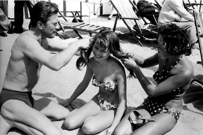 Kirk Douglas (aura 102 ans en décembre) et Brigitte Bardot (aura 84 ans en Septembre), le 3ème personnage est évidemment ma 5ème épouse en ce début des années 50 au festival de Cannes. 