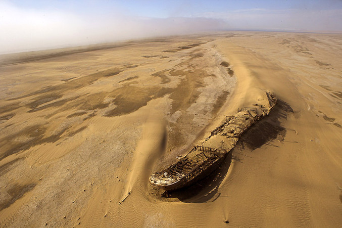 Un bateau perdu au milieu du désert 