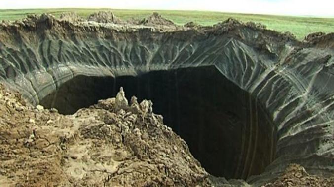 D'énormes excavations qui vont de quelques mètres à quelques centaines de mètres sont apparues en Sibérie depuis quelques années. Finalement, l'explication tiendrait au réchauffement climatique : le méthane contenu dans le permafrost qui dégèle par endroits s'accumulerait et finirait par détoner causant ces fameux "trous".