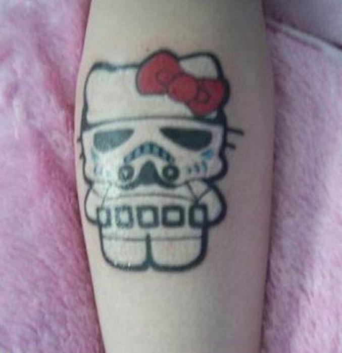 Un tatouage Hello Kitty combiné à Star Wars.