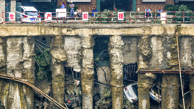 Des voitures sont coincées dans un parking en plein air après de forte pluie dans la province de Sichuan, en Chine. La photo a été prise à Chengdu.