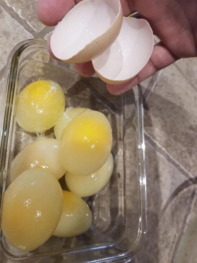 Une nouvelle façon de préparer les œufs.
PS: PornFood parce que ça a un côté vachement satisfaisant de voir ces œufs gelés. Et qu'il n'y a pas de thématique "Nourriture"