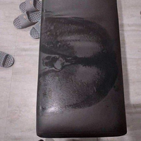 Qui vient de sortir de la douche et s'asseoir sur le banc ?