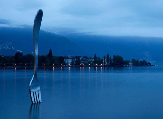 Une sculpture des artistes suisses Zaugg et Favre plantée dans le lac Léman.