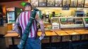 Un Américain avec un lance-roquettes se rendant dans un Subway.