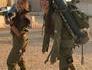 Soldates israéliennes transportant de lourdes charges