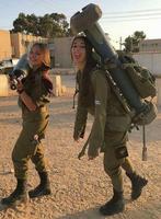 Soldates israéliennes transportant de lourdes charges