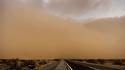 Une tornade de sable arrivant très vite