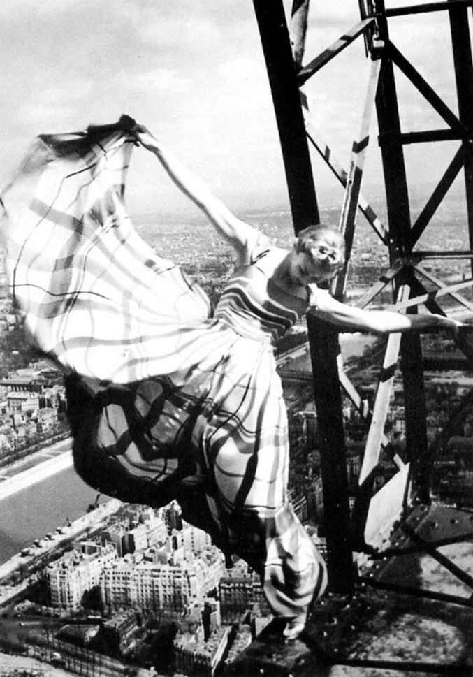 Ca rappelle un peu "La mariée de la tour Eiffel" de Chagall (pas Cocteau, lui, c'était "les mariés...")