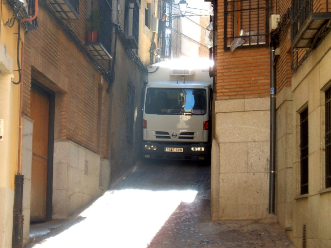 Un camion coincé dans une ruelle. Ca eut passé !