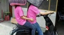 Les filles de casque noir