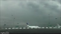 Pendant ce temps sur le tarmac
