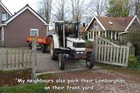 Mes voisin garent leur Lamborghini devant chez eux